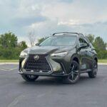 El Lexus NX 2025 combina el lujo y la eficiencia de manera impecable. Con un consumo combinado de 28 mpg, el NX demuestra que se puede disfrutar de un vehículo premium sin tener que preocuparse por los altos costos de combustible. Además, las versiones híbridas del NX permiten obtener un rendimiento aún mejor.

Con una cabina silenciosa y cómoda, el NX 2025 ofrece una experiencia de conducción placentera tanto en carretera como en ciudad. Su diseño exterior elegante y aerodinámico lo hace destacar, y su tecnología avanzada, incluyendo un sistema de infoentretenimiento intuitivo, lo convierte en una excelente opción para quienes buscan un SUV pequeño y eficiente sin sacrificar la experiencia de lujo.