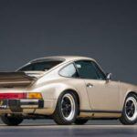 Si alguna vez soñaste con el Porsche 944 de 1983, ahora es el momento de hacerlo realidad. Este coche, famoso por su presencia en películas de los años 80 como Sixteen Candles, puede ser tuyo por un precio sorprendentemente bajo para un Porsche clásico.

Un modelo bien conservado, con unos 50,000 kilómetros, puede conseguirse por alrededor de $22,000. Este coche no solo tiene un diseño icónico, sino que también ofrece una experiencia de conducción excepcional, típica de los Porsche, todo por un precio que no arruinará tus finanzas.