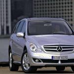 La Mercedes Clase R debutó en 2006 como una propuesta de SUV con características de minivan. Su diseño alargado y bajo evocaba las formas de una minivan, lo que no convenció a los compradores que ya estaban abandonando este tipo de vehículos en favor de SUV más grandes y robustos. Aunque el coche contaba con un interior espacioso y lujoso, no lograba atraer a un público lo suficientemente grande.

La Clase R fue descontinuada en 2013 después de no cumplir con las expectativas de ventas. La falta de dinamismo en su conducción, su estilo cuestionado y la fuerte competencia de los SUV más refinados y prácticos, como el Chrysler Pacifica, hicieron que Mercedes no apostara por una segunda generación de este modelo.