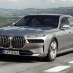 El BMW Serie 7 es un sedán de lujo conocido por su confort y su tecnología de vanguardia. Sin embargo, su valor se deprecia un 67,1 % en cinco años, lo que equivale a una pérdida de alrededor de 65.249 dólares. Este modelo ha sido famoso no solo por su sofisticación, sino también por los problemas de fiabilidad, especialmente los relacionados con la bomba de combustible de alta presión, que ha llevado a reparaciones costosas y retiradas generalizadas. La depreciación combinada con los costosos arreglos lo convierte en una opción poco atractiva para los compradores de clase media, que buscan mantener el valor de su inversión y reducir los gastos de mantenimiento.