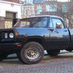 La Dodge Power Wagon es un verdadero clásico americano. Reconocida por su carácter todoterreno y su construcción pesada, ofrece un rendimiento excepcional en condiciones extremas. Su presencia imponente y su motor potente la convierten en una camioneta de culto entre los entusiastas.

El interior combina funcionalidad y comodidad, con un diseño que refleja su herencia robusta. La Power Wagon no es solo un vehículo: es un icono que simboliza la fiabilidad de la vieja escuela.