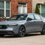 El Honda Accord Híbrido 2025 arranca en 28.295 dólares y ofrece casi la misma eficiencia que el Corolla, con hasta 48 mpg. Su motor de 204 CV lo convierte en un sedán divertido de conducir sin sacrificar consumo.

Para Gelfand, destaca por su habitáculo espacioso y la suavidad al volante, comparable con vehículos de lujo de entrada. Este equilibrio entre eficiencia y placer de conducción lo hace uno de los más atractivos en su segmento.