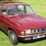 El Austin Allegro fue otro dolor de cabeza británico. Su fama de “coche limón” se la ganó a pulso con problemas de fiabilidad, acabados pobres y un diseño que dejó perplejos a muchos. La guinda del pastel fue su volante cuadrado, una ocurrencia que más que innovadora resultó incómoda y absurda.

Aunque Austin intentó posicionarlo como un coche moderno y práctico, el tiempo lo convirtió en sinónimo de fracaso y en motivo de burla dentro del sector.