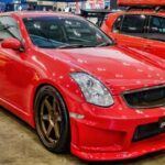 El Infiniti G35 Coupé ofrece lujo y deportividad a partes iguales. Comparte motor V6 de 3.5L con el 350Z y tracción trasera, proporcionando un manejo elegante y deportivo.

Su interior refinado, con asientos de cuero y buena insonorización, lo convierte en una opción perfecta para quienes quieren un deportivo para carreteras sinuosas sin sacrificar comodidad en desplazamientos diarios.