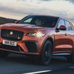El Jaguar F-Pace combina lujo y deportividad en un SUV compacto. Su motor potente, especialmente en la versión SVR con V8, ofrece una experiencia de conducción emocionante sin perder comodidad.

Características interiores destacadas: techo panorámico, asientos deportivos DuoLeather y asientos delanteros calefactables con memoria. El F-Pace cuenta con 32,1 pies cúbicos de espacio de carga, y sus dimensiones interiores sorprenden por la amplitud de hombros y piernas.