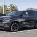 El Ford Expedition 2024 apuesta por un motor 3.5 EcoBoost V6 con gran rendimiento. Su acabado Timberline está orientado al off-road, con mayor altura libre al suelo, protectores y suspensión reforzada. Con espacio para 8 pasajeros y un sistema multimedia con pantalla de 12 pulgadas, mezcla lujo y capacidad. Puede remolcar hasta 9.300 libras, ideal para quienes buscan un vehículo completo.