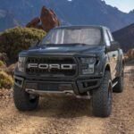 El diseño de ciertos Ford con pilares traseros anchos y ventanillas reducidas provoca problemas de visibilidad al aparcar o maniobrar en ciudad. Incluso con cámaras y sensores de serie, los puntos ciegos siguen presentes, aumentando el riesgo de roces o pequeños accidentes. Esto se nota especialmente en entornos urbanos con espacios de estacionamiento ajustados.