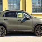 El Fiat 500X 2016 presenta una fiabilidad de 62/100 y problemas recurrentes en la conducción, incluyendo suspensiones duras y transmisiones poco precisas. Además, sus faros obtuvieron la peor calificación del IIHS, lo que plantea dudas sobre la seguridad. Aunque se pueda encontrar por unos 6,000 dólares, el riesgo de problemas frecuentes es alto.