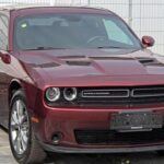 Con un diseño musculoso y un motor potente, el Dodge Challenger enamora a primera vista. Sin embargo, su tamaño voluminoso y el consumo elevado lo hacen poco práctico para el uso urbano. Tras la emoción inicial, muchos dueños prefieren cambiarlo por algo más versátil y eficiente para el día a día.