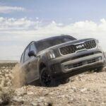 El Kia Telluride 2025, con un precio inicial de 36.390 dólares, es uno de los SUV de tres filas con mejor relación calidad-precio. Ofrece un interior de gran calidad, mucho equipamiento de serie y espacio suficiente para los más pequeños en la tercera fila. Eso sí, de momento no está disponible con mecánicas híbridas.