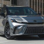 Con un precio de partida de $28,700, el Toyota Camry 2025 es posiblemente el sedán mediano más confiable de Estados Unidos. Durante décadas, ha demostrado que los coches pueden ser resistentes y ofrecer un servicio prolongado con un mantenimiento mínimo. Su ingeniería japonesa robusta y su reputación hacen que sea una apuesta segura frente a vehículos de lujo más costosos.