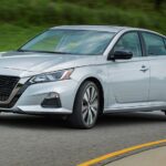 El Nissan Altima es popular por su eficiencia, pero las unidades de 2013 a 2015 esconden un grave problema: una transmisión CVT que falla mucho antes de lo esperado. Repararla cuesta miles de euros y, en muchos casos, ni siquiera garantiza que no vuelva a dar problemas.
A esto se suman fallos de motor y dirección, lo que hace que este sedán sea un riesgo tanto económico como de seguridad.