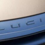 El fabricante de vehículos eléctricos Lucid Motors ofrece una garantía de tren motriz de 8 años o 160.000 km, además de la cobertura básica de cuatro años o 80.000 km. Su garantía de batería de alto voltaje asegura que retenga al menos el 70% de su capacidad durante 8 años o 160.000 km. Lucid incluso permite que técnicos realicen reparaciones en el domicilio del propietario, aumentando la comodidad y seguridad.