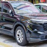 El Honda CR-V se mantiene como un clásico en los hogares estadounidenses. Su éxito radica en un habitáculo espacioso, un consumo eficiente y una marcha silenciosa que lo hacen perfecto para el día a día. La nueva versión híbrida suma atractivo para conductores conscientes del medio ambiente. No busca llamar la atención, pero su fiabilidad lo convierte en un compañero fiel, como un motor Honda en plena Fórmula 1 de los años 2000: discreto, pero efectivo.