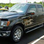 La Ford F-150, la pick-up más vendida en EE. UU., es sinónimo de fuerza y longevidad. Las unidades producidas entre 2009 y 2014 se han consolidado como auténticos titanes de la durabilidad. Con motores potentes y un chasis preparado para cualquier tarea, muchos propietarios superan los 300.000 millas sin que la camioneta pierda su esencia de herramienta de trabajo infalible.