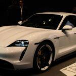 El Porsche Taycan Turbo S representa la unión perfecta entre tradición deportiva y vanguardia eléctrica. Sus 750 CV con control de lanzamiento lo catapultan de 0 a 100 km/h en 2,6 segundos, siempre con la precisión alemana que distingue a Porsche.

Gracias a su arquitectura de 800 voltios, es capaz de recuperar hasta 96 km de autonomía en apenas cinco minutos de carga rápida, situándose como un referente en usabilidad. Su interior, con pantallas digitales y acabados artesanales, mantiene la esencia de la marca.