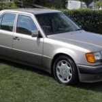 El Mercedes-Benz 500E, desarrollado junto a Porsche entre 1990 y 1995, es un lobo con piel de cordero. Su V8 de 5.0 litros entregaba 322 CV y alcanzaba los 100 km/h en solo 5,5 segundos, cifras impresionantes para una berlina de lujo. Su producción limitada y la participación de Porsche en su desarrollo lo han elevado a la categoría de mito entre los coleccionistas.