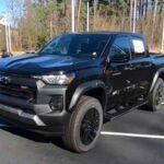 El Colorado Trail Boss combina un motor 2.7L turbo de 310 hp con capacidades todoterreno. Su tamaño mediano permite disfrutar de la aventura sin sentirse abrumador, ofreciendo emoción y manejabilidad para nuevos compradores que buscan versatilidad en carretera y fuera de ella.