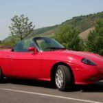 El Fiat Barchetta es un roadster que muchos olvidan, pero su agilidad, motor ágil y diseño elegante lo convierten en un coche divertido y accesible para quienes buscan un deportivo clásico sin complicaciones.