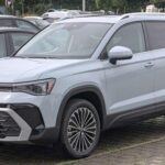 El Volkswagen Taos S combina estilo europeo con accesibilidad. Su motor turbo de 174 hp y la eficiencia de 28/36 mpg se suman a un sistema de infoentretenimiento de 8 pulgadas compatible con Apple CarPlay y Android Auto. Además, incluye garantía de 4 años o 50.000 millas, con un precio cercano a 25.495 $.