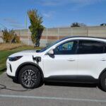 El Ford Escape PHEV debería ser un éxito gracias a su eficiencia y etiqueta ambiental, pero la realidad es distinta. Su diseño poco atractivo y un interior sin grandes alardes tecnológicos hacen que no despierte el mismo interés que otros híbridos enchufables más modernos del mercado.
