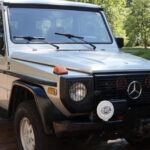 El Mercedes Clase G nació en los años 70 con fines militares, muy al estilo del Jeep original. En 1979 apareció la versión civil, que rápidamente adoptó el mismo carácter rudo y aventurero de los CJ estadounidenses.
Lo que empezó como un clon militar, con raíces similares a Jeep, se convirtió con el tiempo en un símbolo de lujo. De ganar el Rally Dakar en los 80 a convertirse en el SUV favorito de celebridades, el G-Wagon es un claro ejemplo de cómo una copia puede superar en estatus al modelo que la inspiró.