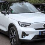 Volvo lleva la sostenibilidad en su ADN, y el XC40 Recharge lo confirma. Sus acabados incluyen tejidos elaborados con botellas de plástico recicladas y redes de pesca recuperadas, logrando un habitáculo moderno y respetuoso con el entorno. Este SUV eléctrico refleja la estrategia de la marca sueca de reducir su huella de carbono en cada fase de producción.