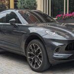 El Aston Martin DBX marcó la entrada de la icónica firma británica en el segmento SUV, y lo hizo con estilo. Su V8 biturbo de 4.0 litros genera 542 caballos, con una aceleración de 0 a 100 km/h en solo 4,3 segundos.
Dentro, combina lujo artesanal con tecnología de última generación y una suspensión adaptable que lo hace perfecto tanto para viajes largos como para conducción deportiva.