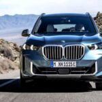 La Mercedes Clase G mantiene intacto su ADN desde hace más de 40 años. Con su diseño cuadrado, chasis de largueros y los tres diferenciales bloqueables al 100 %, sigue siendo una referencia en conducción todoterreno. Además, su gama se ha modernizado con motores diésel, gasolina de alto rendimiento y próximamente la versión 100% eléctrica G580.