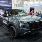 El Nissan Armada 2025 ofrece hasta 8.500 libras de capacidad de remolque gracias a su motor V8 de 5.6 litros. A esto suma una cabina amplia y lujosa, un sistema de tracción integral avanzado y un controlador de freno de remolque integrado que garantiza seguridad al transportar cargas pesadas. Es una opción robusta y fiable, pensada para familias que buscan potencia y comodidad.