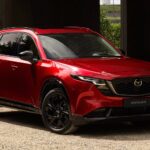 El Mazda CX-5 es otro SUV altamente recomendado para jubilados que buscan un vehículo usado que combine confort, fiabilidad y un toque de conducción dinámica. Este modelo, con un precio de entre $25,998 y $29,988, tiene un consumo de combustible de 26 MPG en ciudad y 31 MPG en carretera, lo que lo hace perfecto para quienes prefieren vehículos con bajo consumo sin sacrificar el rendimiento.

El CX-5 se destaca por su transmisión automática de seis velocidades con tracción total y un pedal de acelerador articulado en el piso, lo que proporciona una sensación de conducción más directa y cómoda. A los jubilados les gustará especialmente la asistencia en carretera de Mazda y los asientos delanteros calefactables con soporte lumbar manual. La calificación de cinco estrellas de la NHTSA para la seguridad es otro punto a favor, lo que garantiza una conducción segura tanto en ciudad como en carretera.