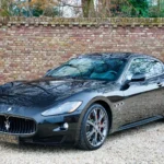El GranTurismo diseñado por Pininfarina sigue pareciendo un deportivo de más de seis cifras, aunque se puede comprar desde 15.000 dólares. Su V8 derivado de Ferrari y su interior artesanal enamoran a simple vista. Sin embargo, los modelos mal mantenidos pueden dar quebraderos de cabeza, por lo que conviene elegir con cuidado para no acabar pagando más en reparaciones que en la compra.