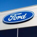 El Ford SYNus fue concebido como un vehículo urbano blindado con un diseño inspirado en cajas fuertes. Contaba con vidrios antibalas, persianas metálicas sobre las ventanas y una puerta trasera tipo caja fuerte con combinación giratoria. En el interior, los pasajeros podían transformar la cabina en un salón seguro con pantalla LCD de 45 pulgadas. Su visión extrema de transporte urbano nunca convenció al público general.
