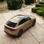 El Audi Q8 combina el diseño de SUV cupé con un motor V6 híbrido suave de 3.0 litros y más de 350 hp, con versiones S y RS que elevan la potencia hasta 631 hp. Su transmisión automática de ocho velocidades proporciona aceleraciones fluidas y rápidas, ideales para incorporaciones y adelantamientos. Aunque su eficiencia es limitada (17 mpg ciudad/23 mpg carretera), su diseño agresivo, tecnología de cabina y experiencia de conducción lo convierten en el SUV híbrido suave más atractivo de Audi para quienes priorizan rendimiento y estilo.