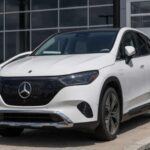 El EQE SUV forma parte de la línea eléctrica de Mercedes y presenta un diseño futurista con superficies suaves y luces dramáticas. A diferencia del EQS, su estética es más equilibrada y menos polarizante, lo que lo hace atractivo para compradores tradicionales que quieren un SUV eléctrico moderno y lujoso. Además, su interior tecnológico y espacioso permite conducir con comodidad mientras se disfruta de un vehículo preparado para el futuro eléctrico.
