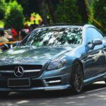 El SLK350 ofrece la calidad y la presencia de un Mercedes deportivo en un formato más accesible. Su techo duro retráctil le da la silueta de un coupé elegante, mientras que sus proporciones equilibradas transmiten dinamismo y solidez. Es un descapotable que combina comodidad, practicidad y estilo, con un aire de exclusividad a un precio mucho más razonable que otros roadsters de lujo.