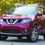 Esta generación de Rogue también sufrió problemas con la transmisión CVT, que llevaron a una demanda colectiva en 2022 y a la extensión de la garantía. Reemplazar la transmisión puede ser muy costoso, por lo que se recomienda verificar la elegibilidad de cobertura por VIN y el historial de servicio. Una prueba de manejo a velocidad constante permite evaluar posibles vacilaciones. Su precio en EE. UU. varía entre 5.800 y 7.500 $.