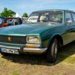 El Peugeot 504, lanzado en 1968, es recordado por su suspensión robusta y su fiabilidad casi legendaria. En Europa se produjo hasta los años 80, pero en otros mercados llegó incluso a fabricarse en los 2000. Su comodidad y resistencia lo convirtieron en un modelo ideal para carreteras duras y climas extremos. No es casualidad que aún hoy se vean algunos rodando en África y Latinoamérica.