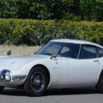 El Toyota 2000GT es uno de los deportivos más icónicos de la marca y un verdadero clásico. Producido entre 1967 y 1970, este coche fue el primer modelo de Toyota en romper la barrera del alto rendimiento. Con una colaboración de diseño entre Toyota y Yamaha, el 2000GT era un coche más caro que otros modelos japoneses de la época, lo que limitó su producción a solo 351 unidades. Su diseño atemporal, con una carrocería fluida y compacta, lo hacía un coche de lujo incluso en su tiempo, y su participación en la película de James Bond 