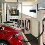 El Tesla app ha sido un hito en cuanto a la integración de smartphones con vehículos. A través de la app, los conductores pueden controlar diversas funciones del coche, como la climatización, la carga y el rastreo de la ubicación. Esta funcionalidad ha sido imitada por marcas como BMW con su My BMW app y Ford con su sistema FordPass.

El control remoto mediante smartphone ha facilitado una experiencia de propiedad de vehículos más conectada y fluida, y es probable que en el futuro estas aplicaciones ofrezcan aún más funciones, acercando aún más los coches al ecosistema digital.