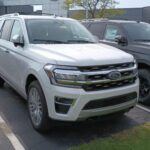 Otro modelo que ha sido excluido de las flotas federales es el Ford Expedition. A pesar de ser una opción espaciosa y potente, su gran tamaño y opciones de motor más pesadas lo han dejado atrás en términos de eficiencia. Los modelos de 2017 a 2023 fueron especialmente afectados por esta decisión, que refleja el impulso hacia los vehículos de cero emisiones.

Este cambio forma parte de un esfuerzo para reducir la huella de carbono y fomentar el uso de tecnologías más limpias en las operaciones gubernamentales, con el fin de cumplir con los objetivos nacionales de sostenibilidad.