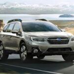 Si buscas un coche con tracción integral y excelente visibilidad, el Subaru Outback es una de las mejores opciones. Este modelo es ideal para aquellos que necesitan un vehículo versátil para diferentes condiciones de conducción, como nieve o lluvia. Sus asientos elevados facilitan la entrada y salida del vehículo, mientras que su amplio espacio interior asegura comodidad durante largos viajes.

La tecnología de asistencia al conductor EyeSight, que incluye funciones como el control de crucero adaptativo y el asistente de mantenimiento de carril, es otra razón por la que el Outback es ideal para personas mayores. Además, el diseño intuitivo del sistema de infoentretenimiento y las puertas de gran apertura mejoran aún más la accesibilidad.