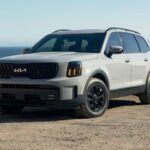 Precio de venta sugerido por el fabricante a partir de 2025: $37,885

El Kia Telluride ha ganado reconocimiento como uno de los SUVs medianos más asequibles del mercado. Con una excelente garantía del fabricante, los compradores pueden disfrutar de tranquilidad al saber que cuentan con una protección de largo plazo.

Lo que realmente lo diferencia es su espacioso interior, ideal para familias con niños mayores. Los asientos traseros ofrecen suficiente espacio para que los niños no se sientan apretados en viajes largos. Además, su diseño atractivo y el alto valor por su precio lo convierten en una de las mejores opciones si tienes un presupuesto limitado pero no quieres sacrificar comodidad.