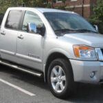 La Nissan Titan ha sido criticada desde su primera generación por no ser capaz de superar las 100,000 millas sin enfrentar serios problemas. Entre los fallos más comunes se encuentran los problemas de transmisión y los fallos en los ejes. El modelo de 2008 es uno de los más afectados, con una tendencia a experimentar estos problemas antes de llegar a los 100,000 miles. Aunque las versiones más recientes de la Titan han mejorado, los modelos antiguos siguen siendo una apuesta arriesgada para quienes priorizan la durabilidad. Si estás buscando una camioneta con más vida útil, quizás sea mejor considerar otras opciones en el mercado.