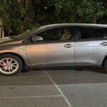 El Toyota Auris intentó reemplazar al popular Corolla hatchback, pero no logró ganar el corazón de los conductores. Este modelo fue criticado por sus interiores de calidad inferior, un rendimiento mediocre y un manejo poco atractivo. Muchos conductores preferían seguir con un Corolla tradicional, ya que el Auris no ofrecía ninguna ventaja significativa sobre su predecesor. En términos de diseño y experiencia de conducción, el Auris simplemente no logró impresionar.