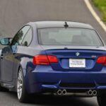 El BMW E90 M3 es uno de los coches más codiciados por los coleccionistas de BMW M. Equipado con un motor V8 atmosférico, el E90 M3 es el único M3 con motor V8 de la historia. Este modelo es especialmente atractivo debido a su transmisión manual, que lo hace aún más raro y deseado.

Si te decides por este coche, busca las versiones con bajo kilometraje y cuida bien los cojinetes de biela, una de las áreas conocidas por presentar problemas. Los modelos de edición especial como el GTS o el CRT ya están alcanzando precios elevados, pero las versiones estándar aún se mantienen como una inversión sólida, con potencial de apreciarse a medida que se acerque su condición de 