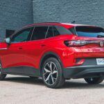 El Volkswagen ID.4 2025 ha generado expectativas como uno de los coches eléctricos más accesibles, pero según Consumer Reports, su puntuación de fiabilidad es de solo 29 sobre 100, lo que lo coloca entre los vehículos menos confiables de su clase.

El ID.4 presenta varios problemas, siendo los más comunes deficiencias en la construcción del vehículo y problemas con la electrónica. Los propietarios han reportado dificultades con los sistemas de infoentretenimiento y la calidad general del montaje del coche. Si bien es un modelo con un diseño atractivo y un enfoque en la sostenibilidad, la fiabilidad parece ser un desafío importante para este coche eléctrico.