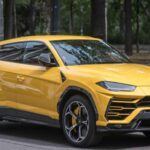 El Lamborghini Urus es un SUV de alto rendimiento que fusiona lujo y potencia. Con un motor V8 biturbo de 4.0 litros que genera 641 caballos de fuerza, el Urus puede acelerar de 0 a 100 km/h en solo 3.2 segundos. Su sistema de tracción total y su manejo dinámico lo hacen tan emocionante de conducir como cualquier deportivo. El interior es igualmente impresionante, con materiales de alta gama y la última tecnología, garantizando una experiencia de conducción envolvente. Si buscas un SUV que combine la esencia de Lamborghini con una potencia impresionante, el Urus es sin duda una de las mejores opciones.