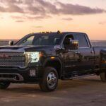 La GMC Sierra 3500HD es una camioneta de gran tamaño y alta capacidad de carga, pero no ha logrado ganarse un lugar destacado entre los consumidores. Aunque es conocida por su robustez, la Sierra 3500HD no ofrece la misma confiabilidad ni la economía de combustible que otras camionetas de su segmento. Además, los altos costos de mantenimiento y reparación, sumados a su diseño poco atractivo en comparación con la competencia, han hecho que muchos conductores la eviten. En muchos casos, los propietarios prefieren opciones más asequibles y fáciles de mantener, como la Ram 3500.
