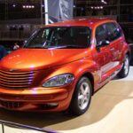 El Chrysler PT Cruiser fue un vehículo polarizador, con un diseño retro que no dejó indiferente a nadie. Sin embargo, debajo de su apariencia llamativa, el PT Cruiser tiene problemas mecánicos serios que han llevado a muchos propietarios a arrepentirse de su compra. Fallos en el motor, como el sobrecalentamiento y la falla de la junta de la culata, han resultado en reparaciones costosas. Además, los problemas de transmisión y fallos eléctricos son comunes, lo que genera una experiencia frustrante y costosa para los conductores. Si bien su diseño único puede haber sido atractivo al principio, las constantes averías hicieron que muchos desearan no haber comprado este coche.